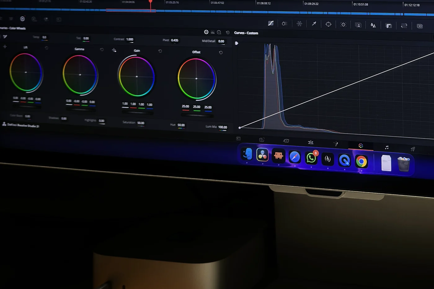 Rodas de cor e curva de correção abertas no DaVinci Resolve, no fim do tratamento do material