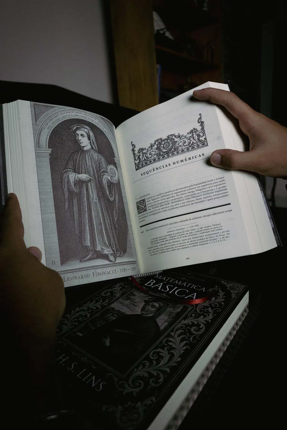 Página aberta com retrato gravado e texto composto em duas colunas